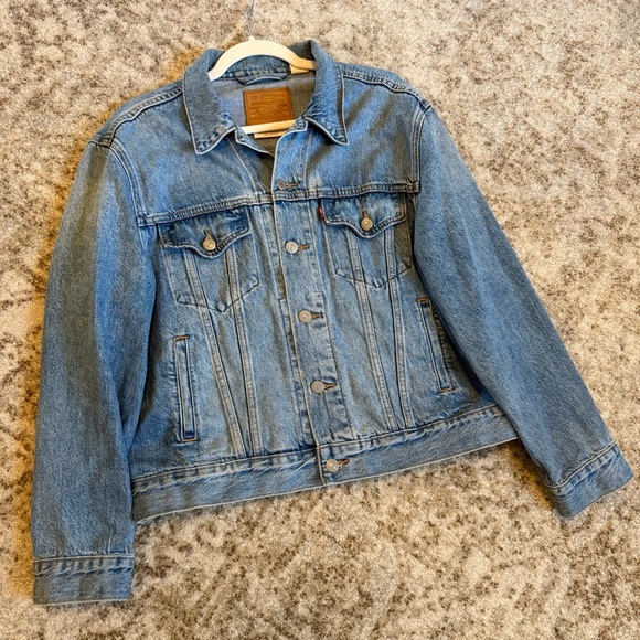 Levi's Light Jean Jacket Denim Ex Boyfriend Trucker Red Tab Blue Women’s Large - Picture 3 of 16